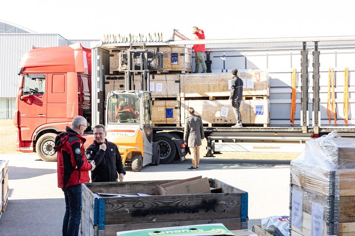 Zur Unterstützung der Menschen in der Ukraine haben FACC Mitarbeiter in nur zwei Tagen Güter mit einem Ladevolumen von 40 Tonnen als humanitäre Hilfe gespendet und per LKW in die Ukraine gebracht.